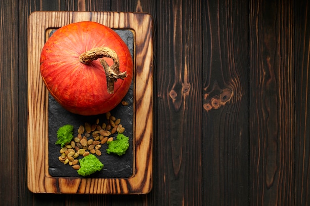 Rôti avec viande et pommes de terre dans une citrouille