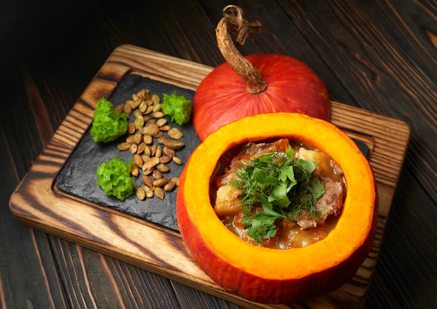 Rôti avec viande et pommes de terre dans une citrouille