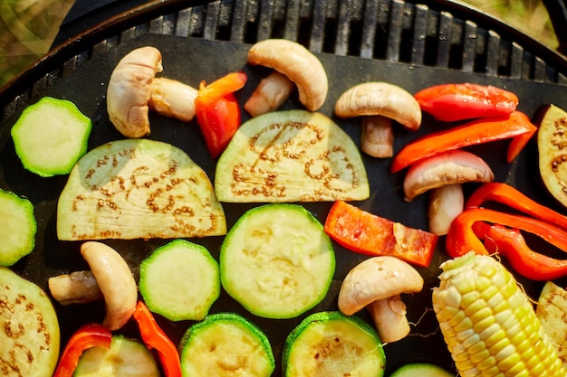 Rôtir des légumes sur le barbecue gril à gaz en plein air dans l'arrière-cour