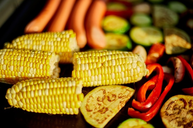 Rôtir des légumes et des saucisses végétaliennes sur le barbecue gril à gaz en plein air dans l'arrière-cour