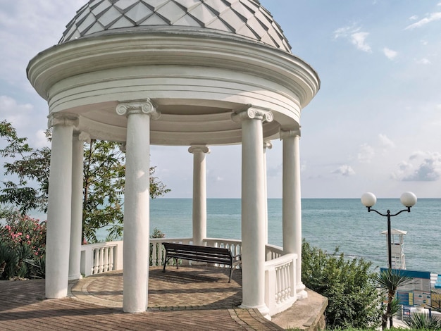 Rotonde de bâtiment circulaire au fond de la mer