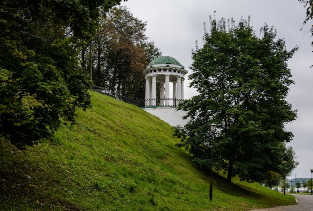 Rotonde sur la strelka à Yaroslavl où le kotorosl se jette dans la volga