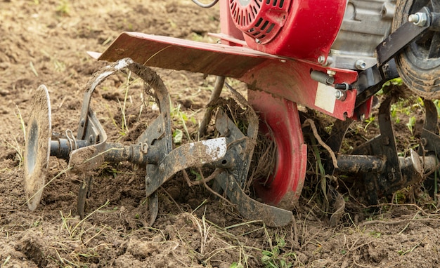 Rototiller dans le jardin