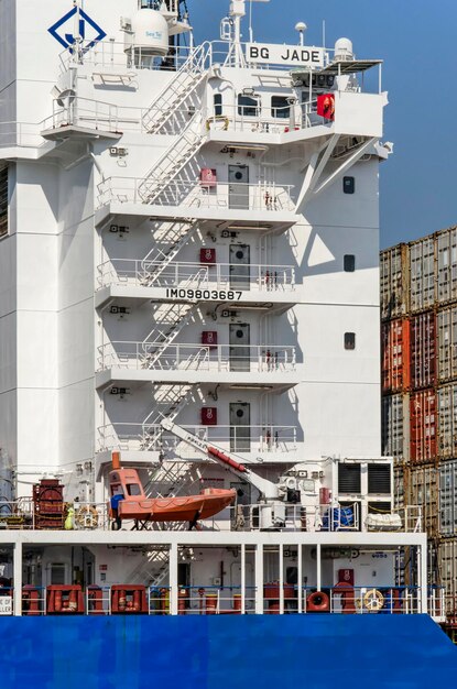 Rotterdam, Pays-Bas 23 août 2022 Vue rapprochée de la superstructure peinte en blanc avec les escaliers d'une montagne russe chargée de conteneurs