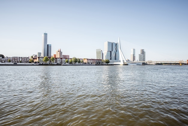 ROTTERDAM, PAYS-BAS - 6 août 2017 : Vue de paysage sur la belle rivière avec des gratte-ciel et un pont pendant la matinée dans la ville de Rotterdam