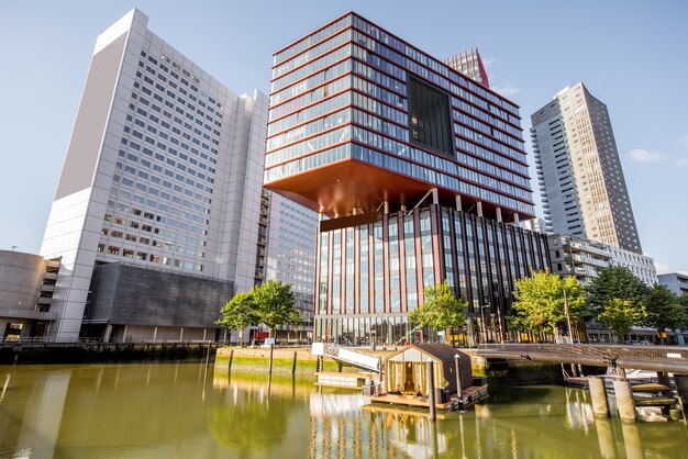 Photo rotterdam, pays-bas - 6 août 2017 : vue sur le paysage urbain du quartier des bureaux modernes au port de wijn pendant la matinée ensoleillée à rotterdam