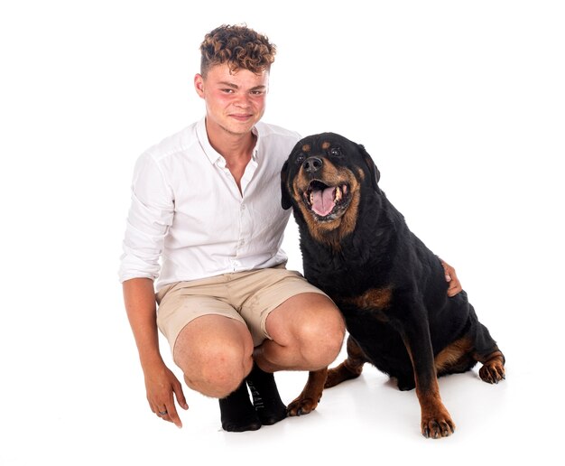 Photo rottweiler de race pure et adolescent