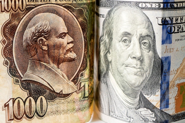 Rouble soviétique russe et 100 dollars américains confrontation entre les systèmes capitaliste et socialiste La guerre froide Portraits de Vladimir Lénine et Benjamin Franklin sur la monnaie nationale