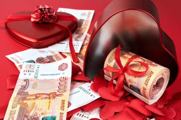 Roubles russes sur fond rouge paquet de cinq mille billets avec ruban rouge dans le concept de cadeau d'argent boîte coeur