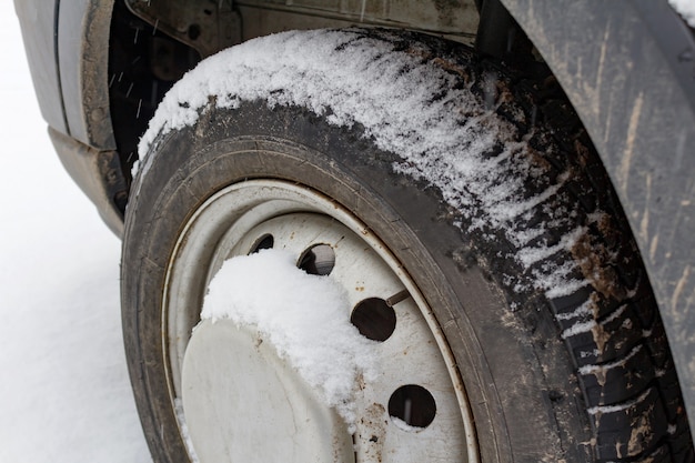 Roue avant du camion recouvert de neige libre