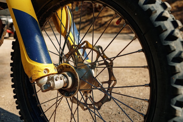 La Roue Avant Du Motocross Se Bouchent