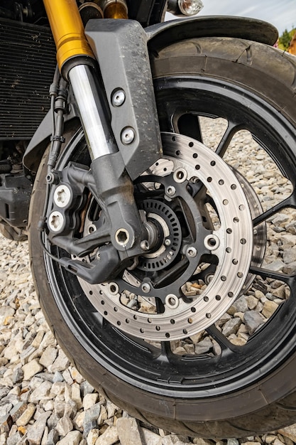 Roue avant de moto avec rayons et freins assemblés