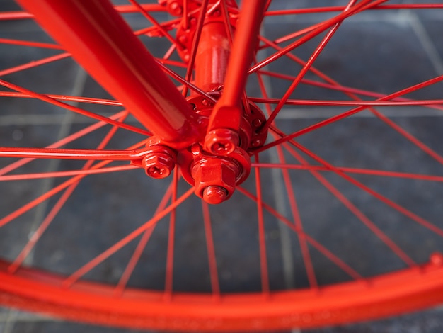 roue avant de vélo. Roue de vélo tout rouge