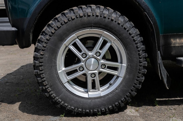 Roue avant d'une voiture avec un gros plan de disque