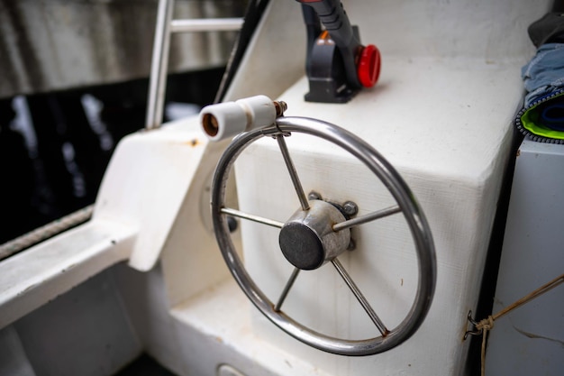 Roue de bateau sur un bateau de pêche