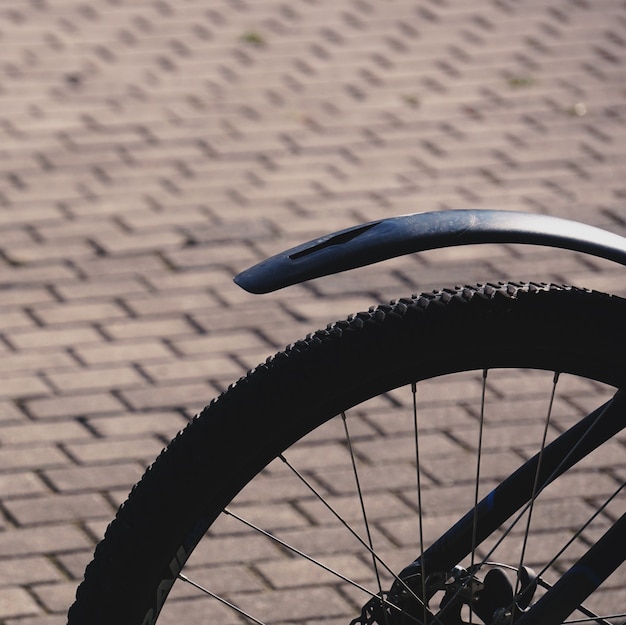 roue de bicyclette dans la rue, mode de transport à vélo