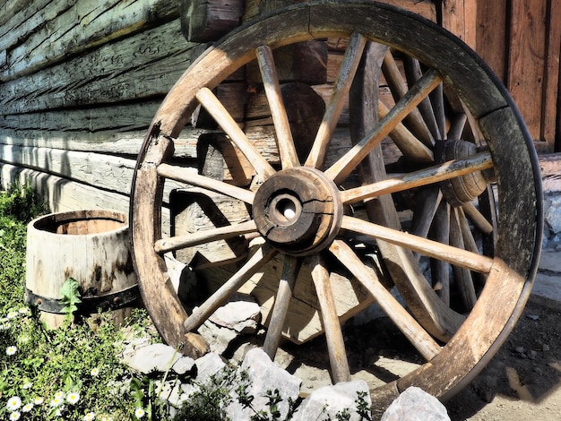 Roue en bois d'un chariot Roues décoratives pour décorer les extérieurs des pelouses et les intérieurs rustiques