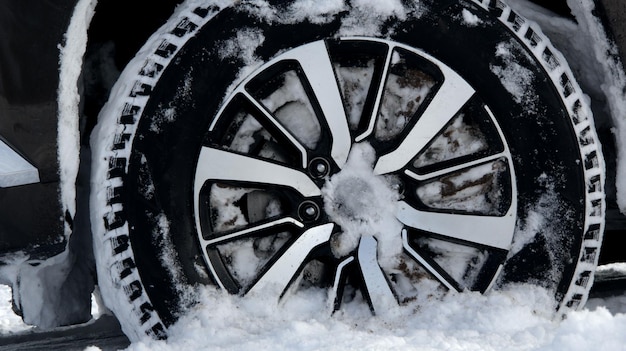 Roue de camion hors route sur la neige en gros plan photo stock