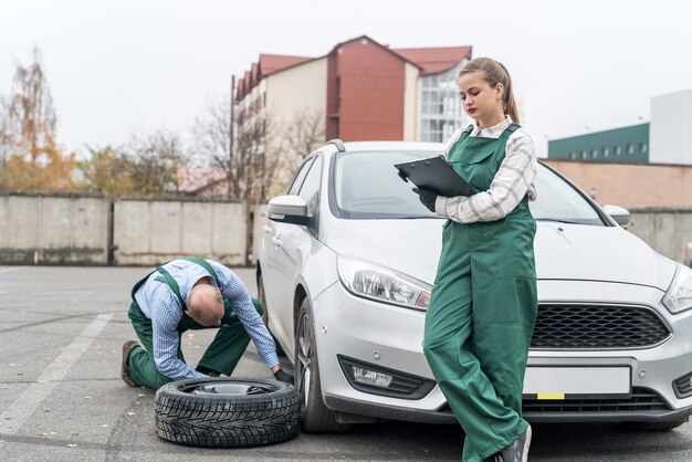 Roue changeante de mécanique d'une voiture au service