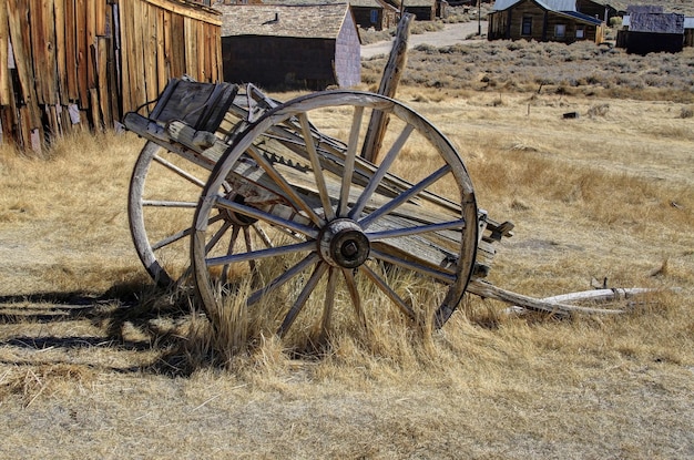 Roue de chariot dans la ville fantôme de Bodie en Californie