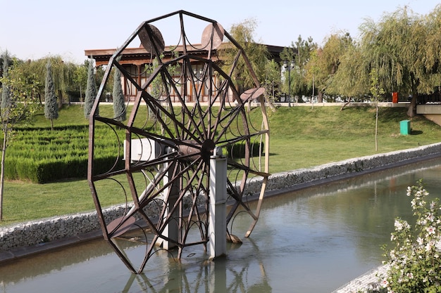Photo roue d'eau dans le parc de tachkent ouzbékistan