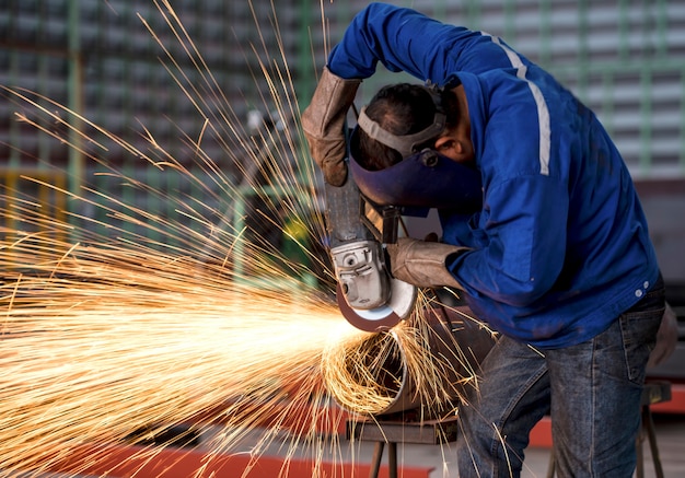 Roue électrique meulage sur structure en acier en usine