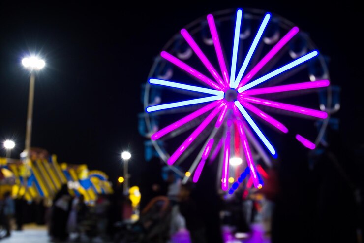 Photo la roue de ferris éclairée dans la ville la nuit