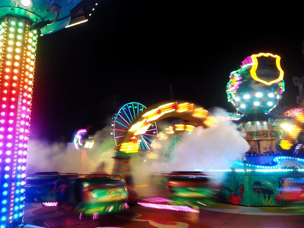 La roue de ferris éclairée la nuit