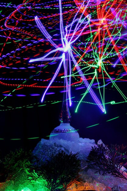 Photo la roue de ferris éclairée la nuit