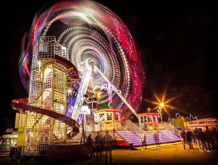 Photo la roue de ferris éclairée la nuit