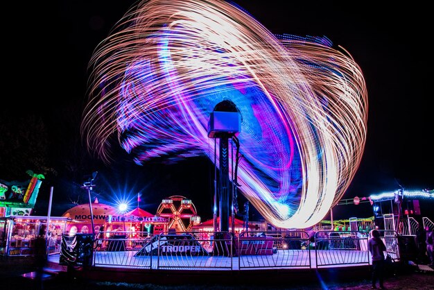 Photo la roue de ferris éclairée la nuit