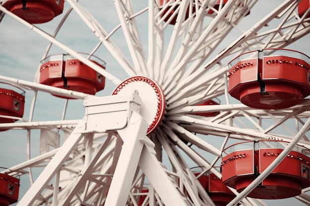 une roue ferris avec les mots " amusement " sur le dessus.