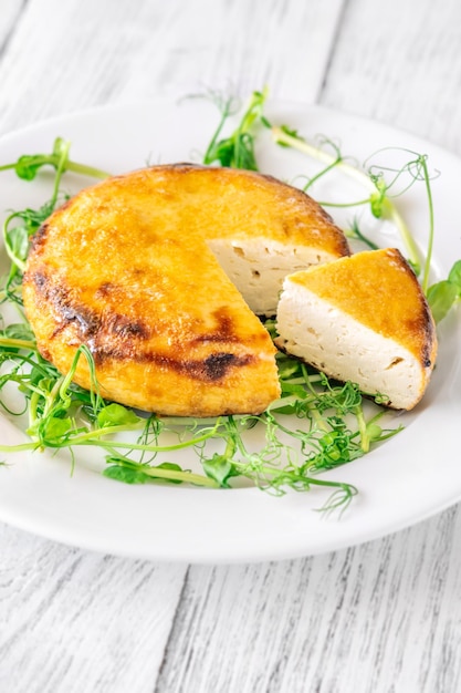 Roue de fromage ricotta cuite au four glacée avec de l'œuf