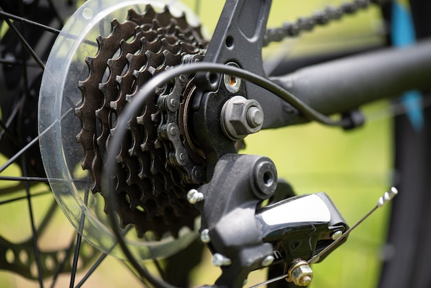 Roue libre, chaîne et dérailleur avant pour cadre de vélo de route.