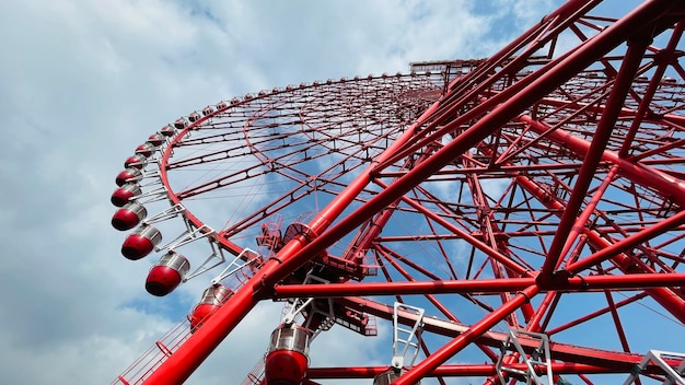 Photo roue des parcs d'attractions roue de la grande roue tournante rouge