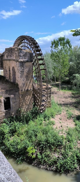 Photo une roue qui dit le mot moulin à vent dessus