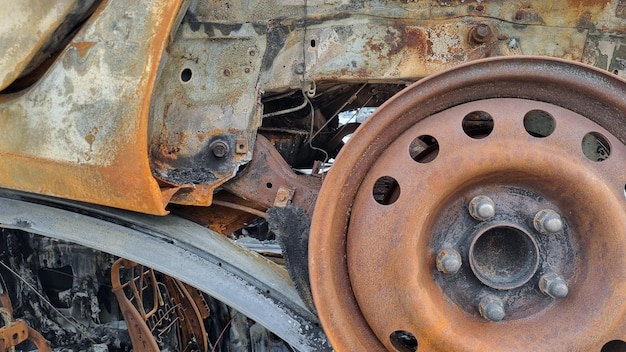 Photo une roue rouillée d'une voiture qui a un grand disque qui dit 