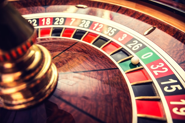 Roue de roulette au casino avec boule sur la position verte zéro.