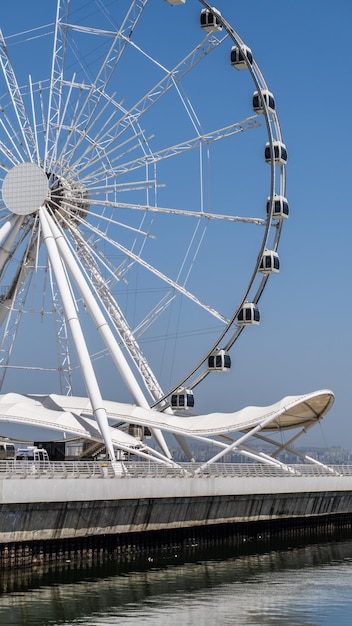 Photo la roue russe à bakou, en azerbaïdjan