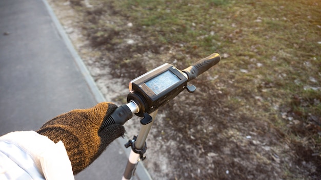 roue de scooter électrique sur fond de nature