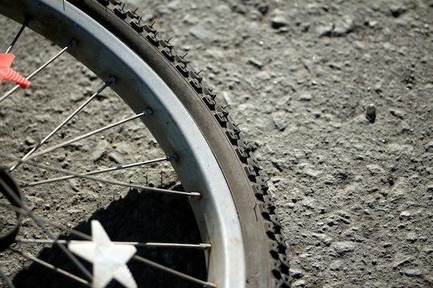 Roue sport vélo couché sur la route