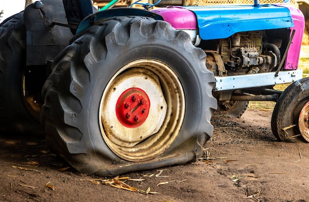 Photo roue de tracteur bleue et noire