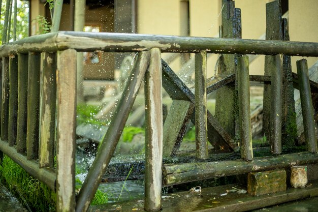 Roue à tube en bois vintage dans l'eau