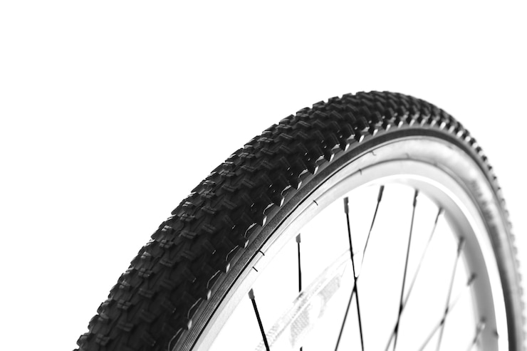 Photo roue de vélo sur fond blanc