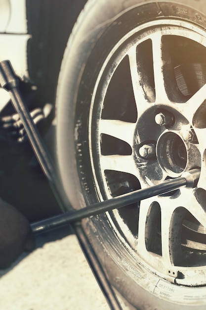 Une roue de voiture avec une clé de roue vue rapprochée.