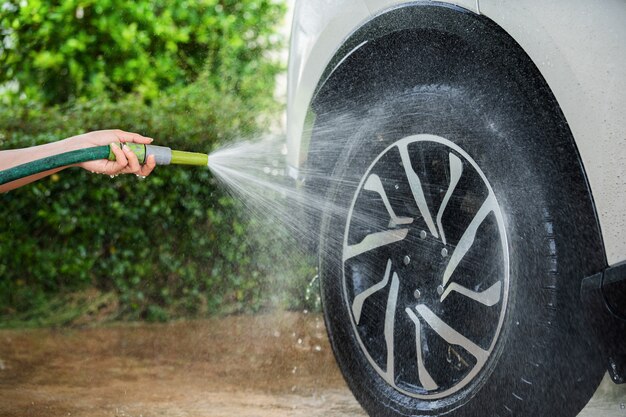 Roue de voiture avec de l&#39;eau pulvérisée