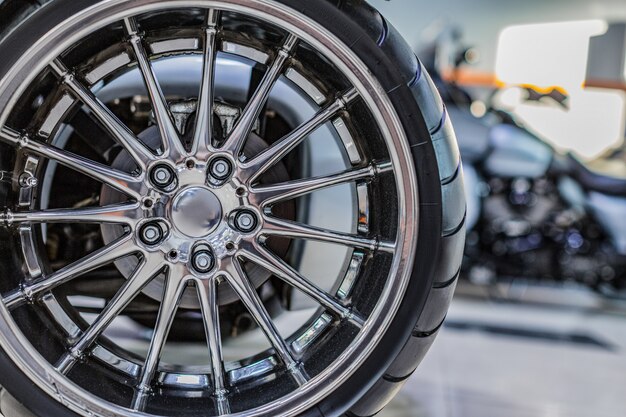 Roue de voiture. Gros plan des jantes d'une voiture de sport.