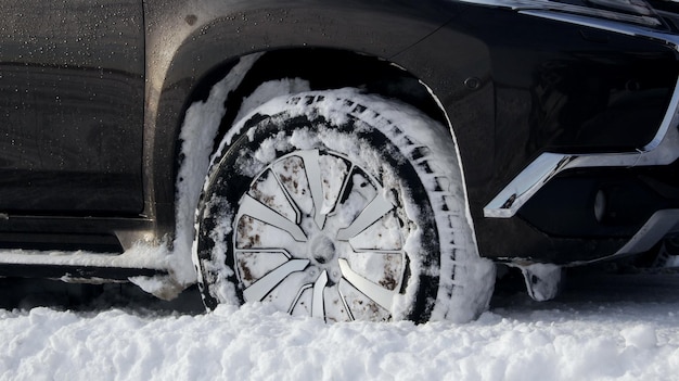 Roue de voiture remplie de neige détaillée