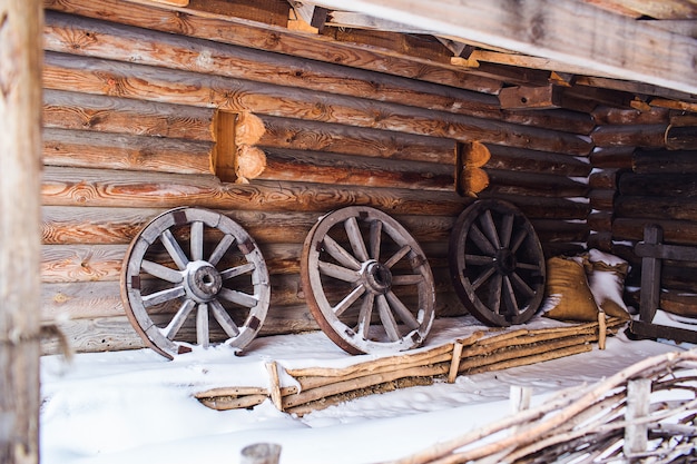 Roues en bois avec une jante en fer dans une grange en bois