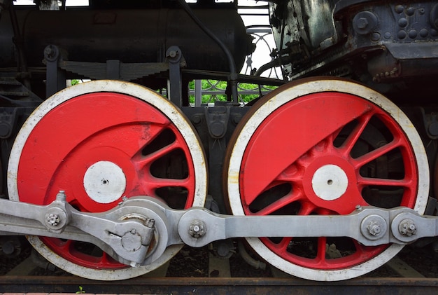 Roues en métal rouge deux roues de roues de fer de locomotive à vapeur